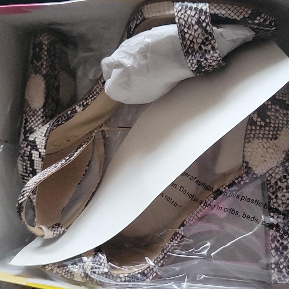 My delicious Shoes, open toe, single strap snake print sandles - Picture 4 of 4